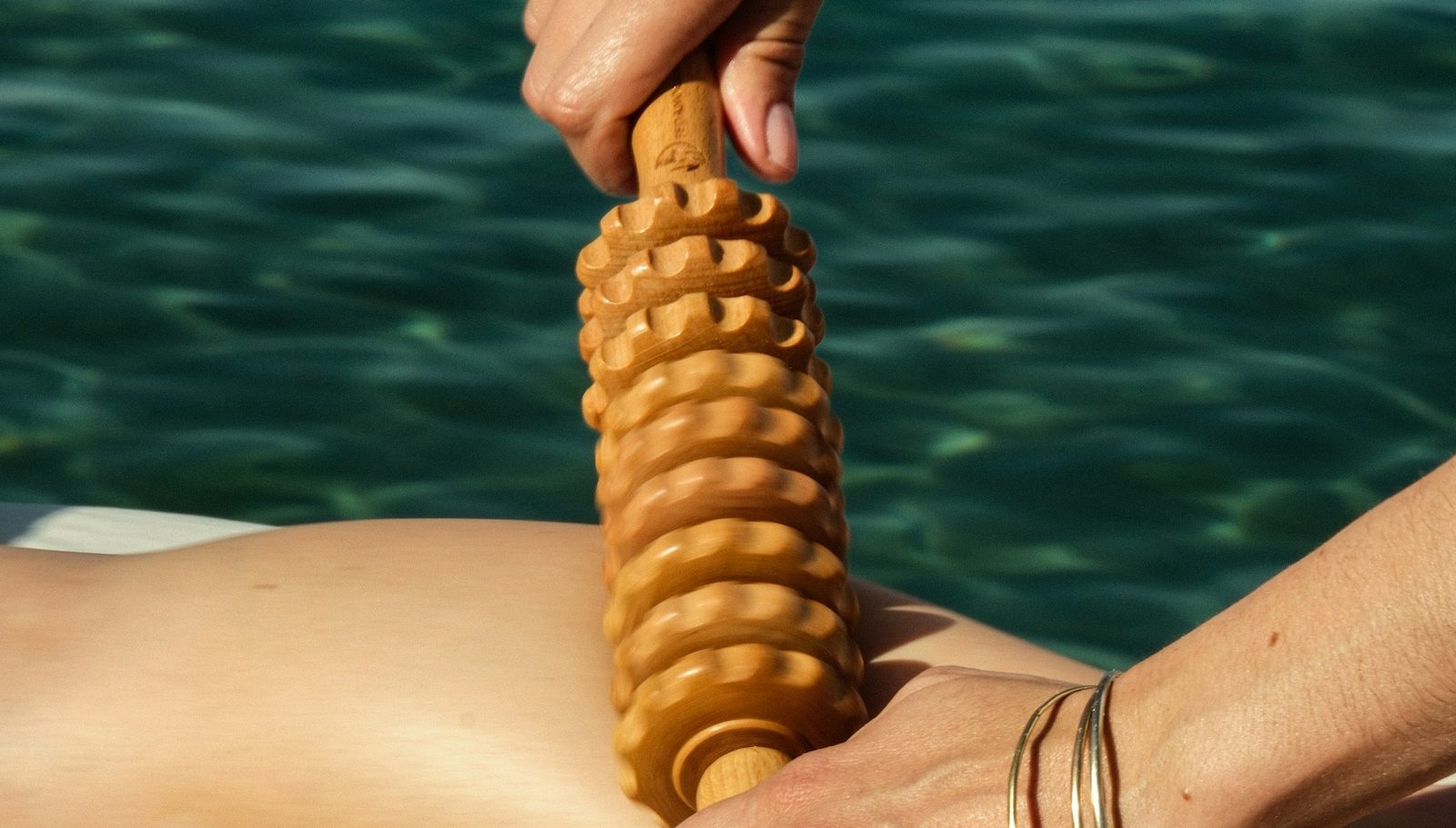 Madérothérapie du corps avec des outils en bois