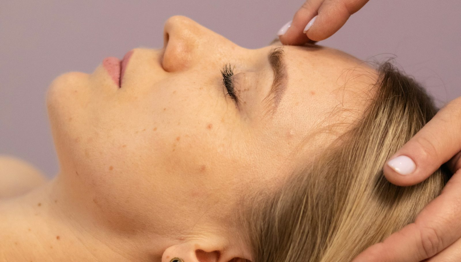 Massage du visage aux outils en bois