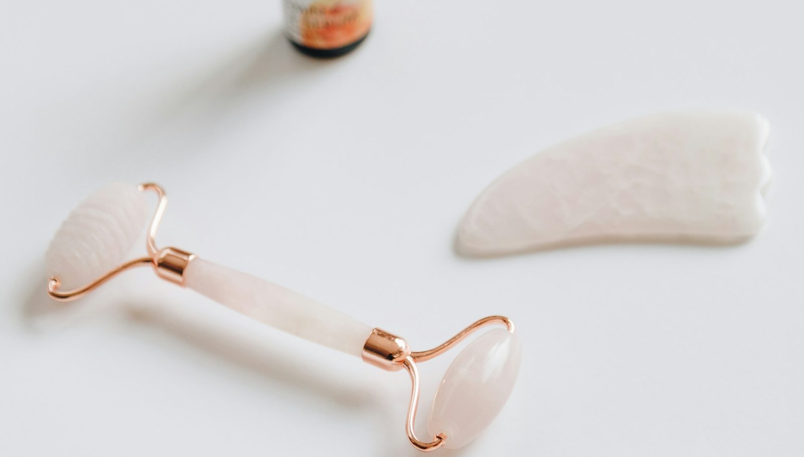 Massage du visage aux outils en bois